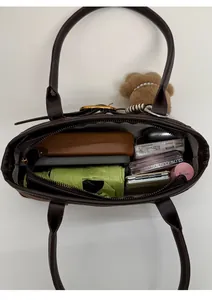 Vista interna della borsa a tracolla vintage con spazio per ombrello e portafoglio