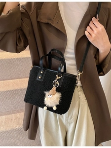 Sac seau chic en laine d'agneau noire avec anses en cuir et charm en peluche hiver