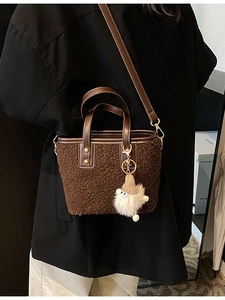 Sac seau en similicuir d'agneau marron avec texture peluche et lanières en cuir