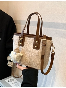 Sac seau chic en polaire sherpa avec bandoulière en cuir marron et charm en peluche