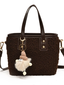 Sac seau en sherpa marron avec breloque peluche et garniture en cuir synthétique chic