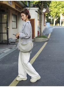 Grande borsa a tracolla a mezzaluna in nylon grigio chiaro con spallina larga