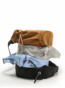 Dettaglio di quattro borse a tracolla in nylon marrone, grigio, blu e nero con lacci regolabili