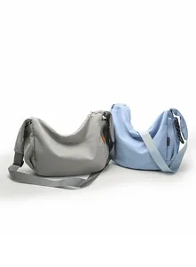 Dettaglio delle borse a tracolla in nylon grigio e azzurro con design a mezza luna