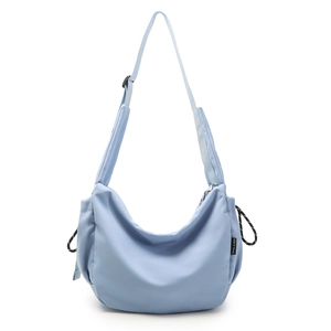 Dettaglio borsa a tracolla in nylon azzurro con cordoncino intrecciato e logo
