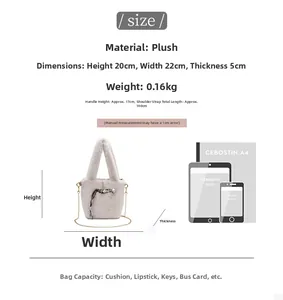 Größentabelle und Maße für die flauschige weiße Tasche mit goldenen Kettendetails
