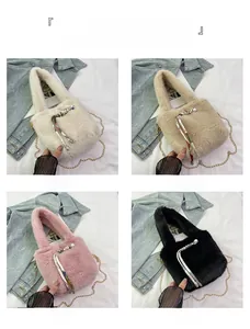 Plüsch-Baguette-Handtaschen in vier Farben mit Goldketten und Perlen-Anhänger-Details