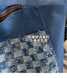 Détail du sac cabas en denim bleu avec motif à carreaux effilochés et coutures fines