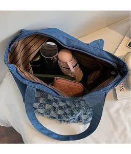 Intérieur spacieux du cabas en denim bleu avec capacité pour parapluie et accessoires
