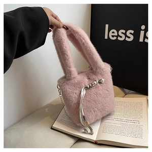 Detailansicht der rosa Plüschhandtasche mit Perlenanhänger und goldener Kette