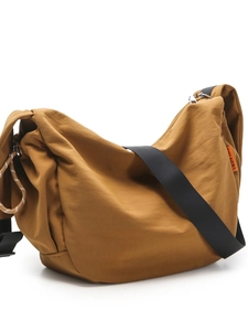 Grande borsa a tracolla minimalista giallo senape con ampia tracolla nera e stile casual