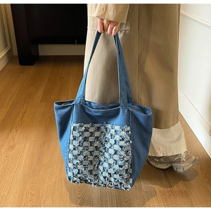 Vue détaillée du patchwork en denim effiloché et motif à carreaux bleu sur le cabas