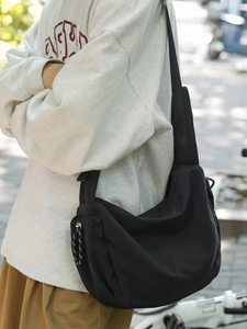 Borsa a tracolla a mezzaluna in nylon nero di grande capacità con ampia tracolla regolabile