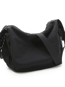 Grande borsa hobo nera minimalista con tracolla ampia regolabile per l'uso quotidiano
