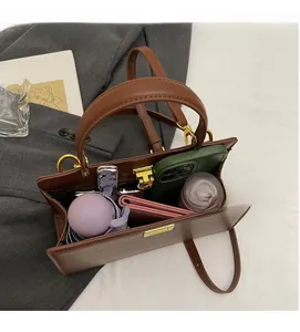 Vue détaillée de l'intérieur spacieux de ce grand sac fourre-tout en cuir marron