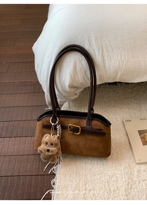 Borsa sottospalla in pelle scamosciata marrone con cinturino vintage e ciondolo a orso