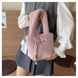 Rosa Plüschhandtasche mit Perlen, bunten Perlen, Seidenschal und goldener Kettenriemen