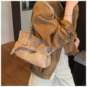 Vue latérale détaillée du sac à bandoulière en daim camel avec boucles vintage