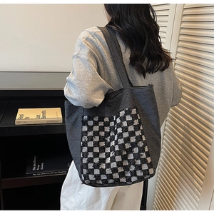 Détail du grand sac cabas en denim gris avec empiècement à damier effiloché