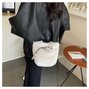 Nahaufnahme der cremefarbenen Plüschtasche mit dekorativem Seidentuch und goldener Kette