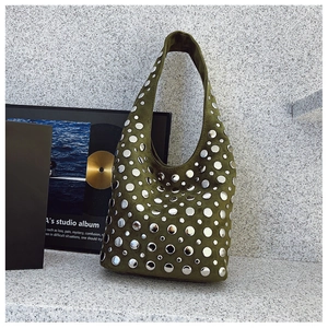 Détail du sac à bandoulière en daim vert olive orné de rivets métalliques argentés
