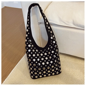 Détails de sac cabas en daim noir avec des rivets métalliques argentés et un style chic