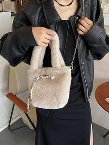 Plüsch Handtasche aus Kunstfell in Beige mit Perlenverzierung und goldener Kette für Damen