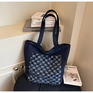 Détail du sac cabas en denim bleu à carreaux avec franges et larges anses spacieuses
