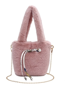 Rosa Plüschtasche mit Metallkette und Perlenanhänger vor weißem Hintergrund