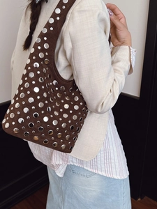 Sac hobo en daim marron orné de clous métalliques argentés pour un style rock chic unique