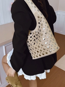 Sac hobo en daim beige avec rivets métalliques argentés et design moderne en demi-lune
