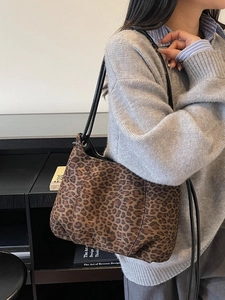 Chic leopard print tote bag for women with black straps for stylish daily commuting