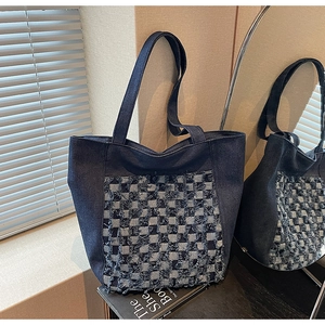 Vue détaillée du sac en jean avec patchwork à damier et bords effilochés vintage