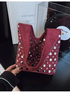 Sac seau chic en daim bordeaux avec clous argentés et poignée supérieure intégrée