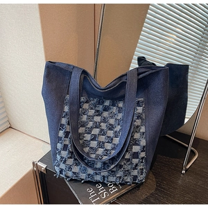 Détail du motif en damier en denim vieilli sur ce grand sac cabas fourre-tout