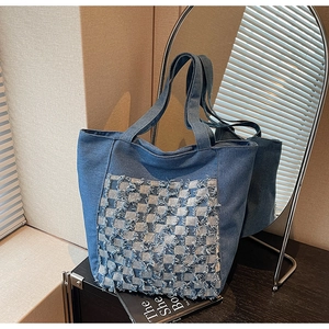 Détails macro des bords effilochés sur cabas en jean avec motif en damier bleu et blanc