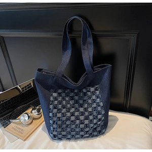 Détail du grand sac cabas en jean à damier bleu mis en scène avec un ordinateur portable