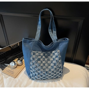 Grand sac cabas en denim avec patchwork à carreaux bleus posé près d'un ordinateur