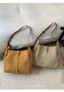 Détail de cabas en daim vintage jaune et gris avec décoration de boucle en cuir