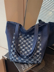 Sac Fourre-tout Vintage en Denim pour Femmes Motif Damiers Bord Effiloché Grande Capacité Sac à Épaule Décontracté pour le Quotidien