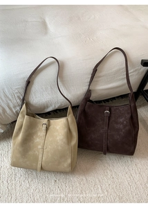 Détail de sacs cabas en daim beige et café avec sangles à boucle rétro minimalistes