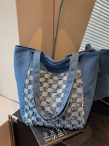 Grand sac cabas en denim avec motif à damier bleu effiloché pour un look décontracté