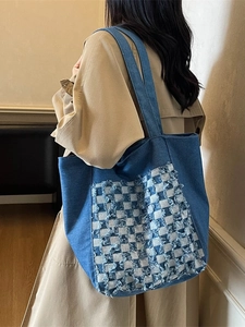 Sac fourre-tout en denim à carreaux bleu foncé avec bords effilochés sur mannequin