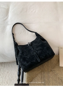 Vue détaillée du sac cabas en daim noir mat avec une boucle carrée argentée élégante