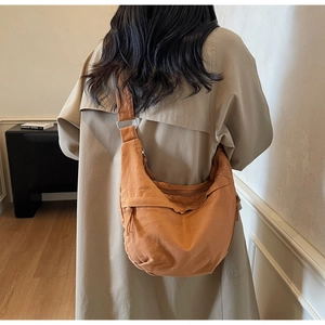 Gros plan du sac hobo caramel avec bandoulière réglable et boucle en métal argenté