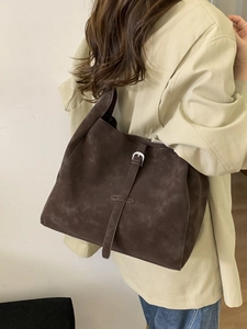 Grand sac seau marron foncé en cuir mat avec boucle argentée pour le quotidien