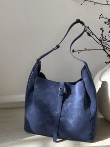 Grand sac seau bleu foncé en similicuir avec boucle pour le travail et le quotidien