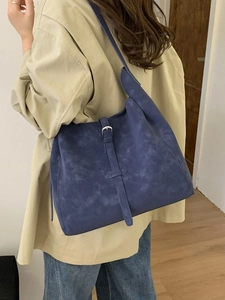Grand sac seau en daim bleu marine pour femmes avec un design rétro minimaliste en bandoulière