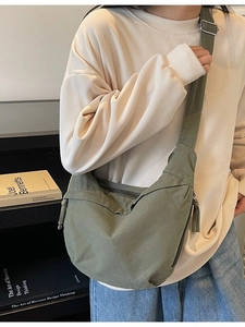 Sac bandoulière minimaliste pour femme en toile vert militaire avec large sangle réglable
