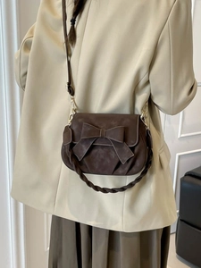 Borsa sottobraccio marrone satinata vintage con fiocco 3D e tracolla in tessuto chic